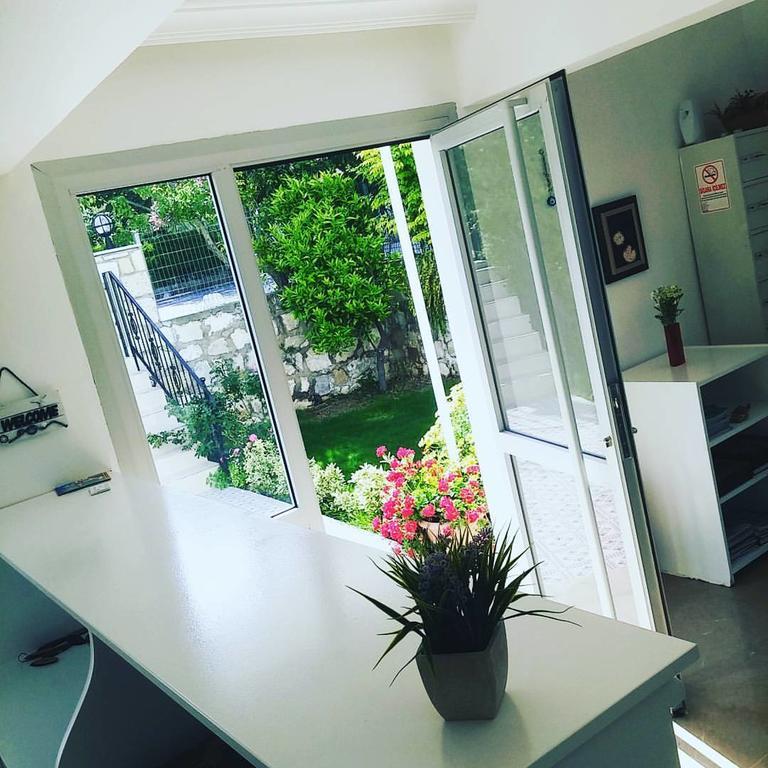 Parla Apart Hotel Cesme Bagian luar foto